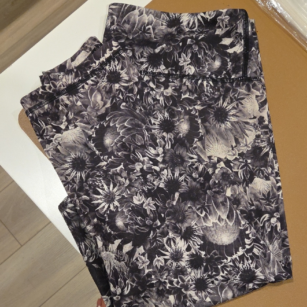 Pre-owned Lululemon Floral Leggings Size 10
